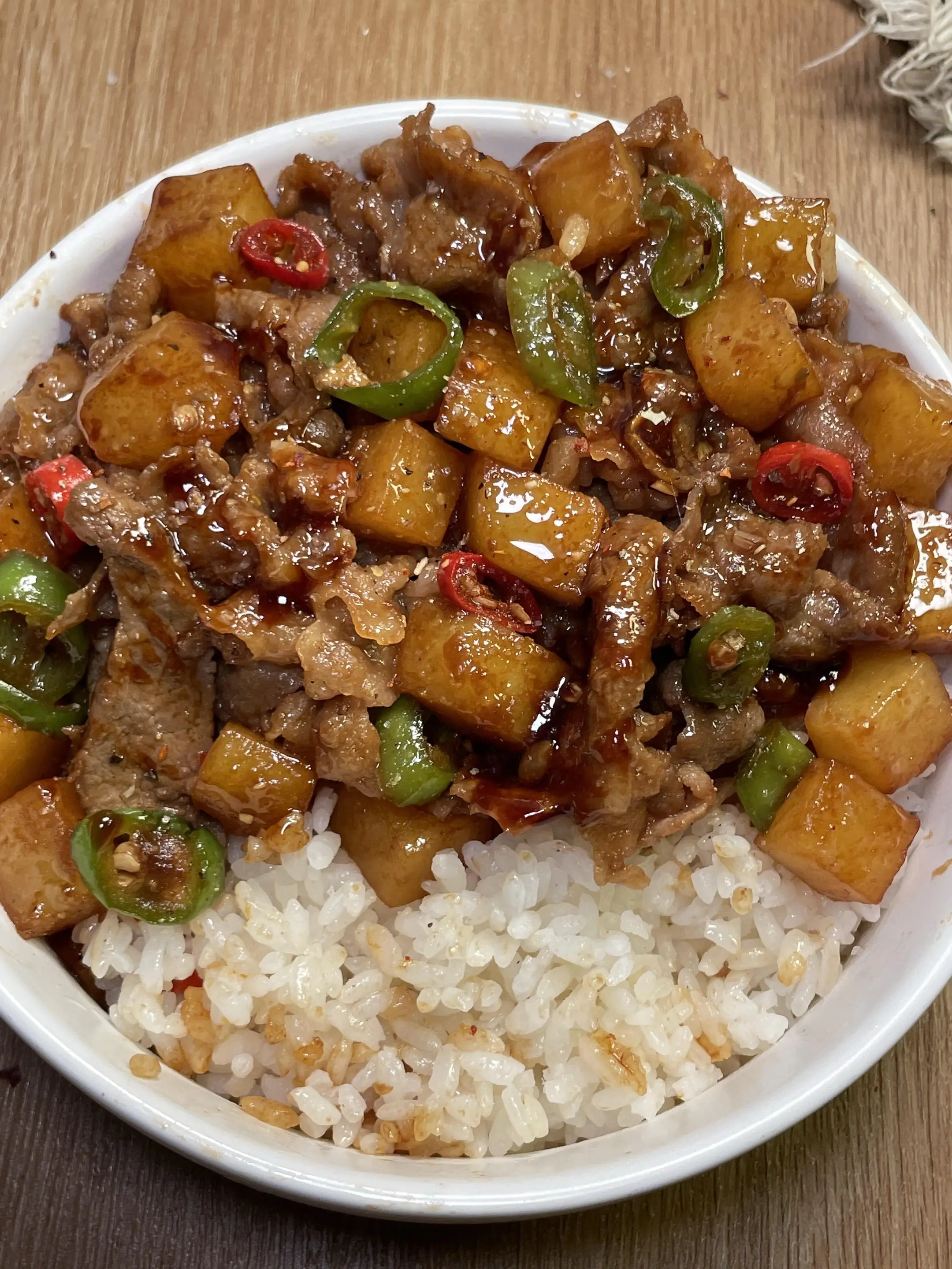 肥牛裹满酱汁拌米饭，土豆软绵香到舔盘！拌三碗饭都不够吃。土豆泥送TA上精选