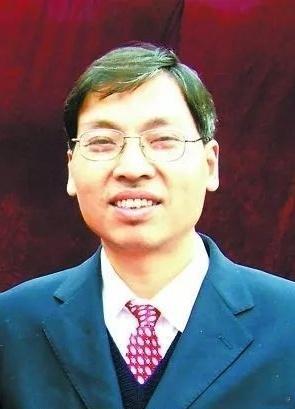 这位老师的英雄事迹值得被看见，他的名字值得被我们记住。谭千秋老师，汶川地震中，谭