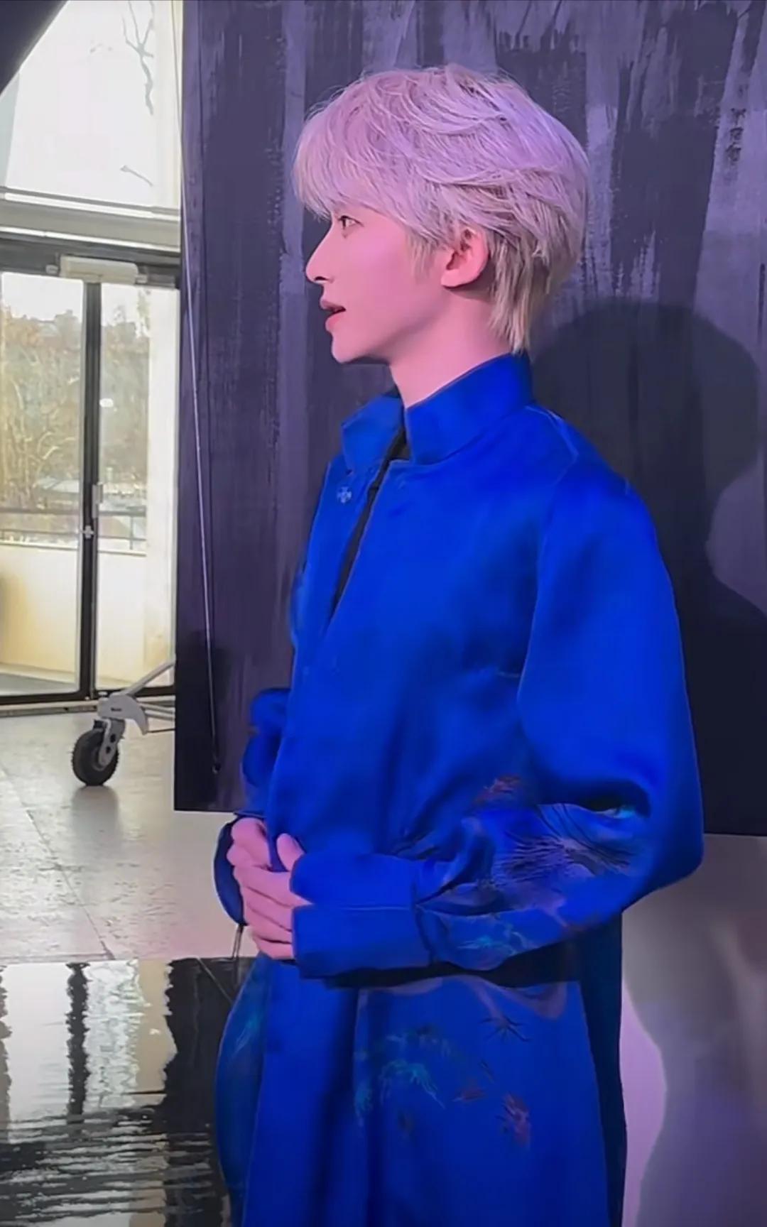 刘宇在夏姿陈，人群中的一抹蓝，五官太精致了，让人眼前一亮，生图绝了，不愧是刘不修