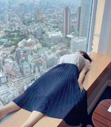 “有枣没枣打一杆！”山东招远，16岁高三女生与同学在宿舍吵架后，深夜爬到阳台上，