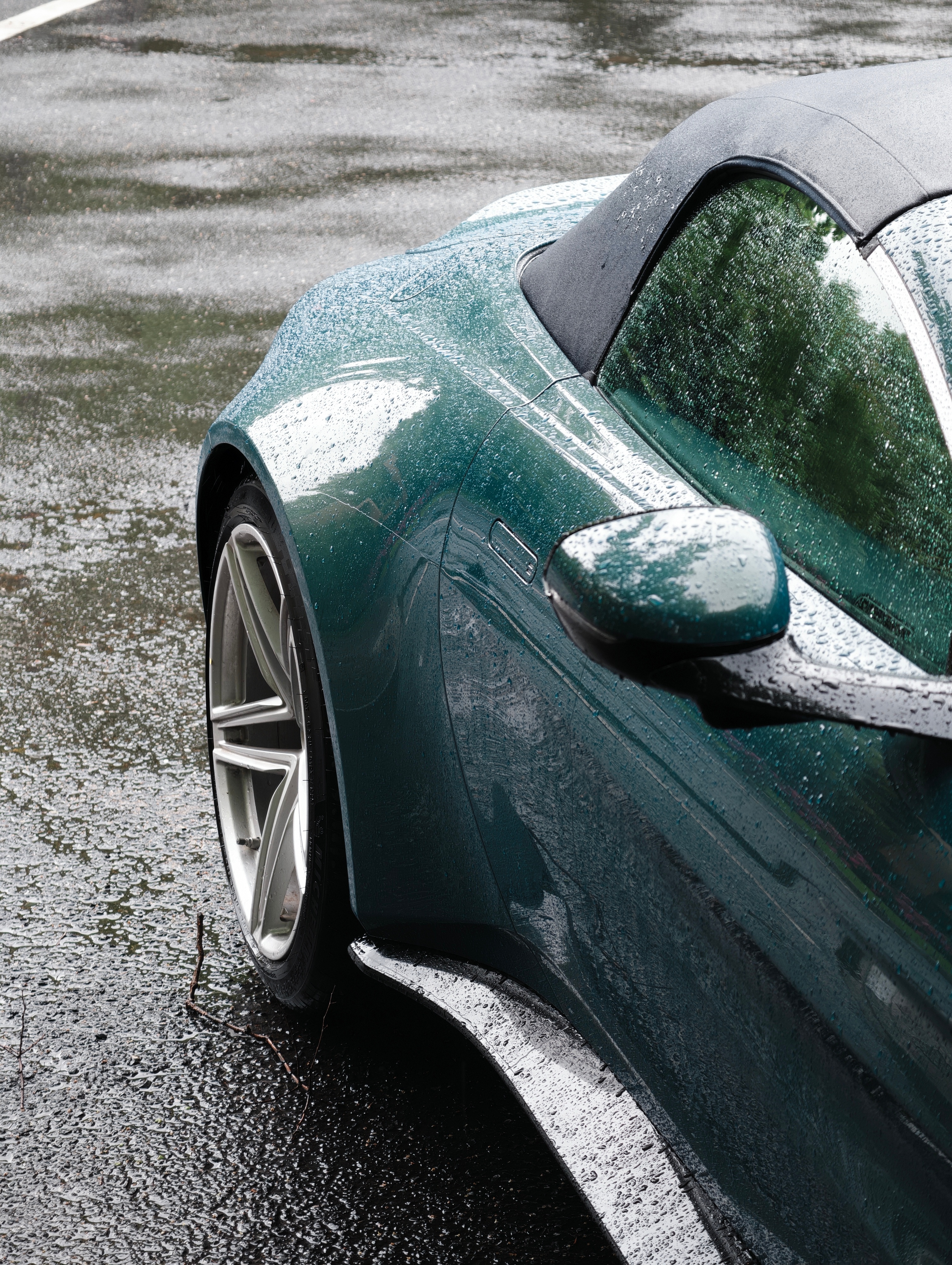 敞篷车和雨水一起到来，妙，实在是妙  这台车还没有升级CarPlay Ultra