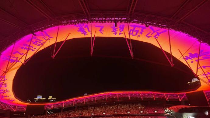 #许嵩演唱会天幕舞美#许嵩上海演唱会的舞美呈现美轮美奂，《河山大好》的清明上河图