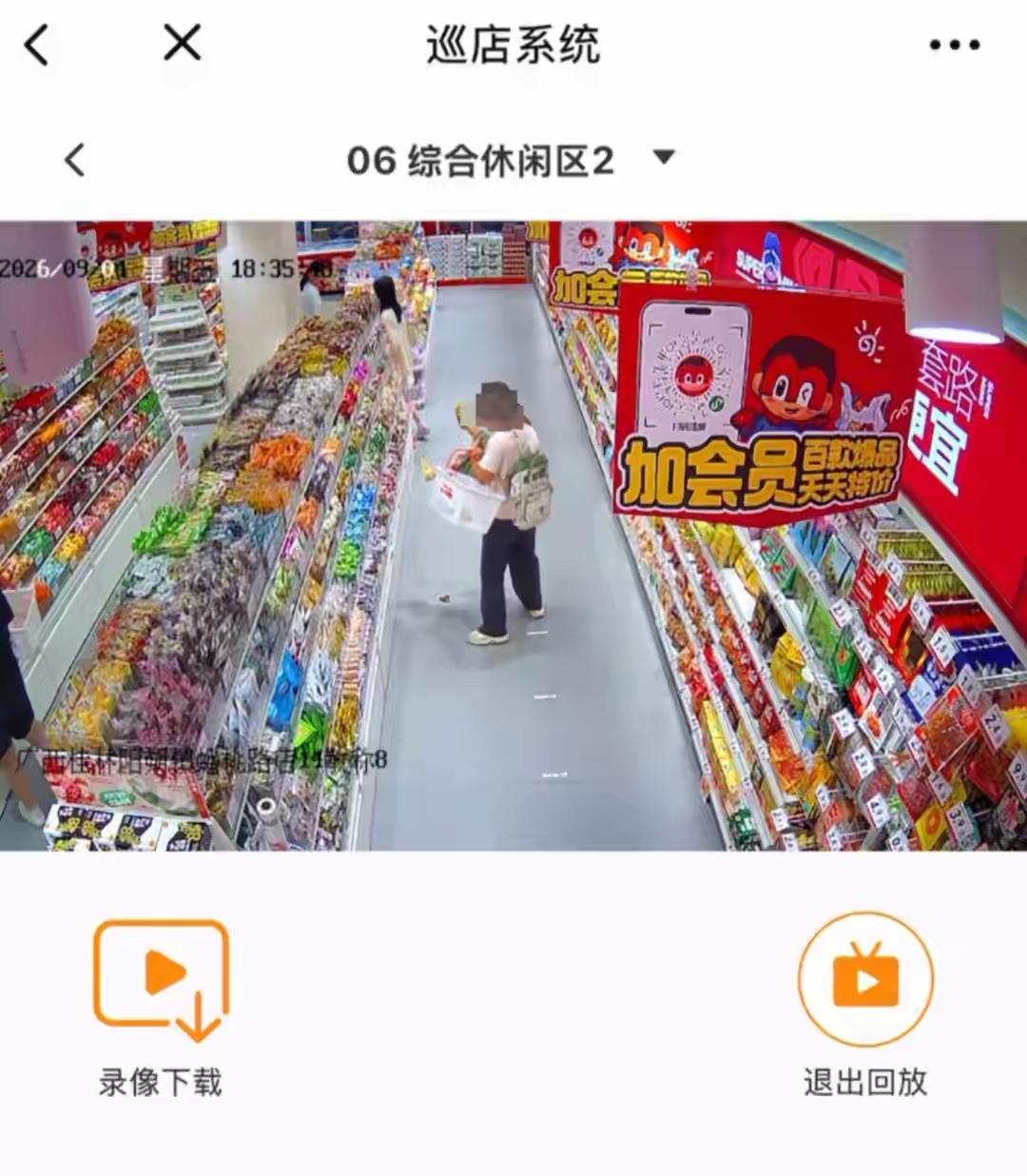 广西桂林，女子带着幼童在零食店购物，孩子估计控制不住的在地上大便了，等孩子好了，