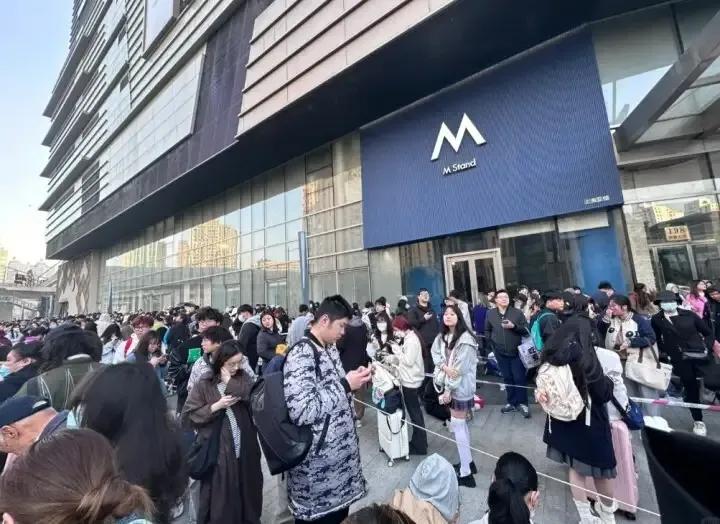 【苹果刚走，娃娃来了】
又是凌晨2点，年轻人排起长队，等待着开门，看来品牌力量，