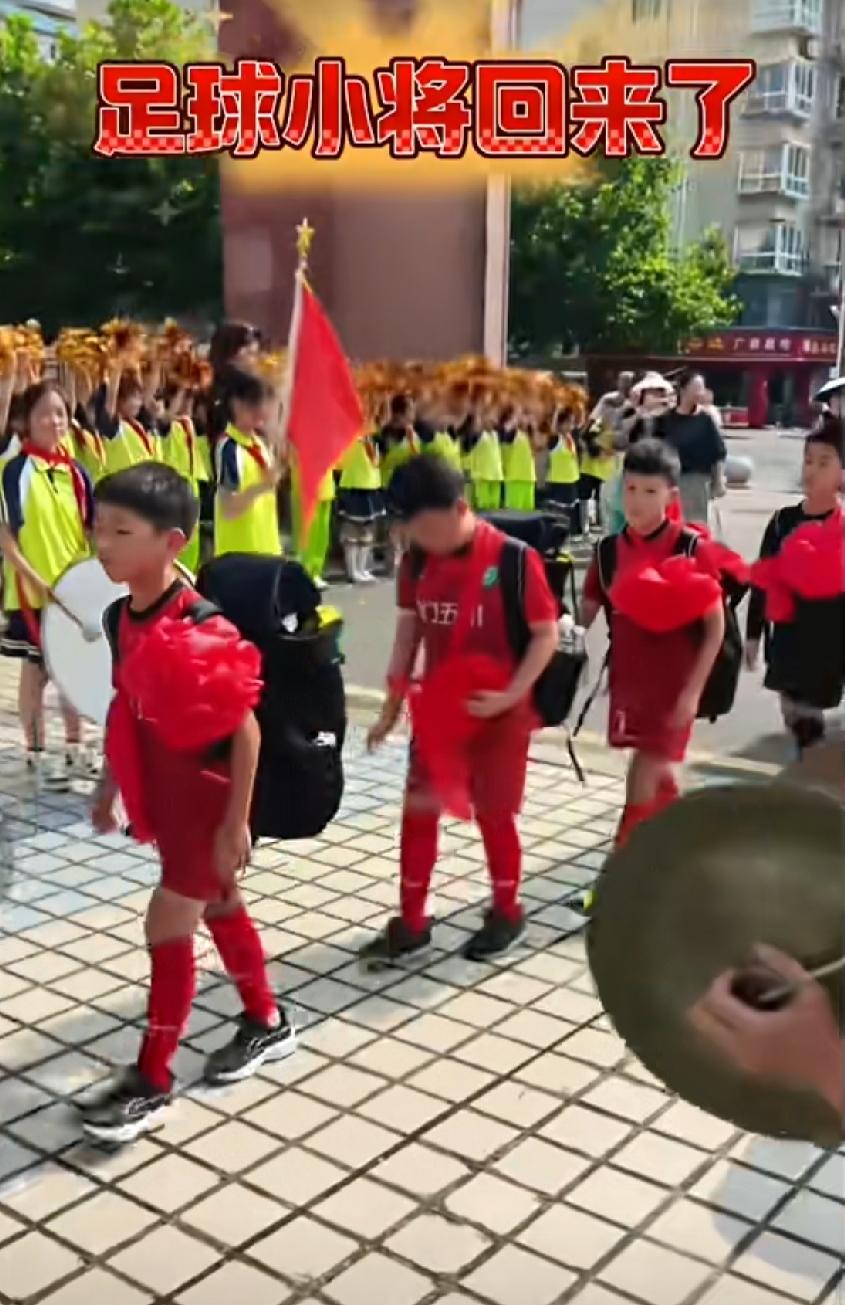 没有比对比就没有伤害
小将凯旋归国vs国足队员归国