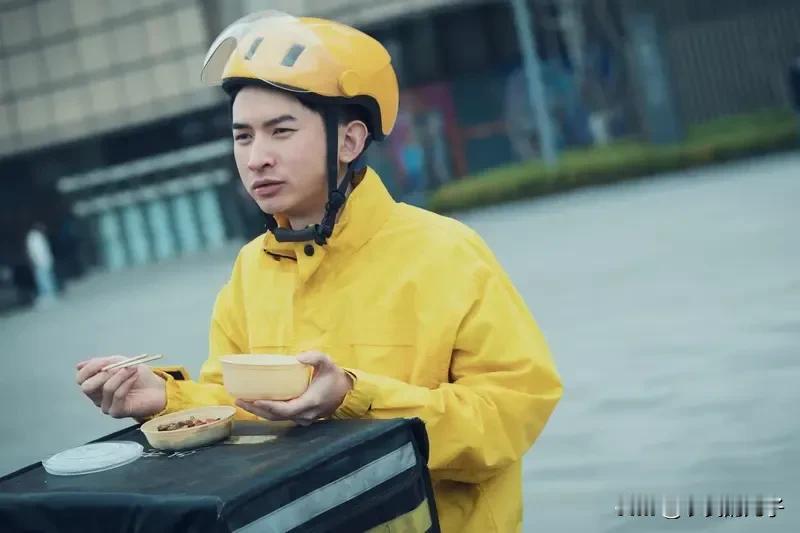 人生不过短短数十载，这般忙忙碌碌究竟是为了什么呢？瞧，那顾不上吃饭的外卖员，起早