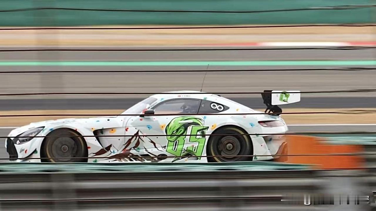 王一博这次的赛车涂装依然很漂亮，
攀岩+雪山+85元素都体现了，
蛮贴合近期播出