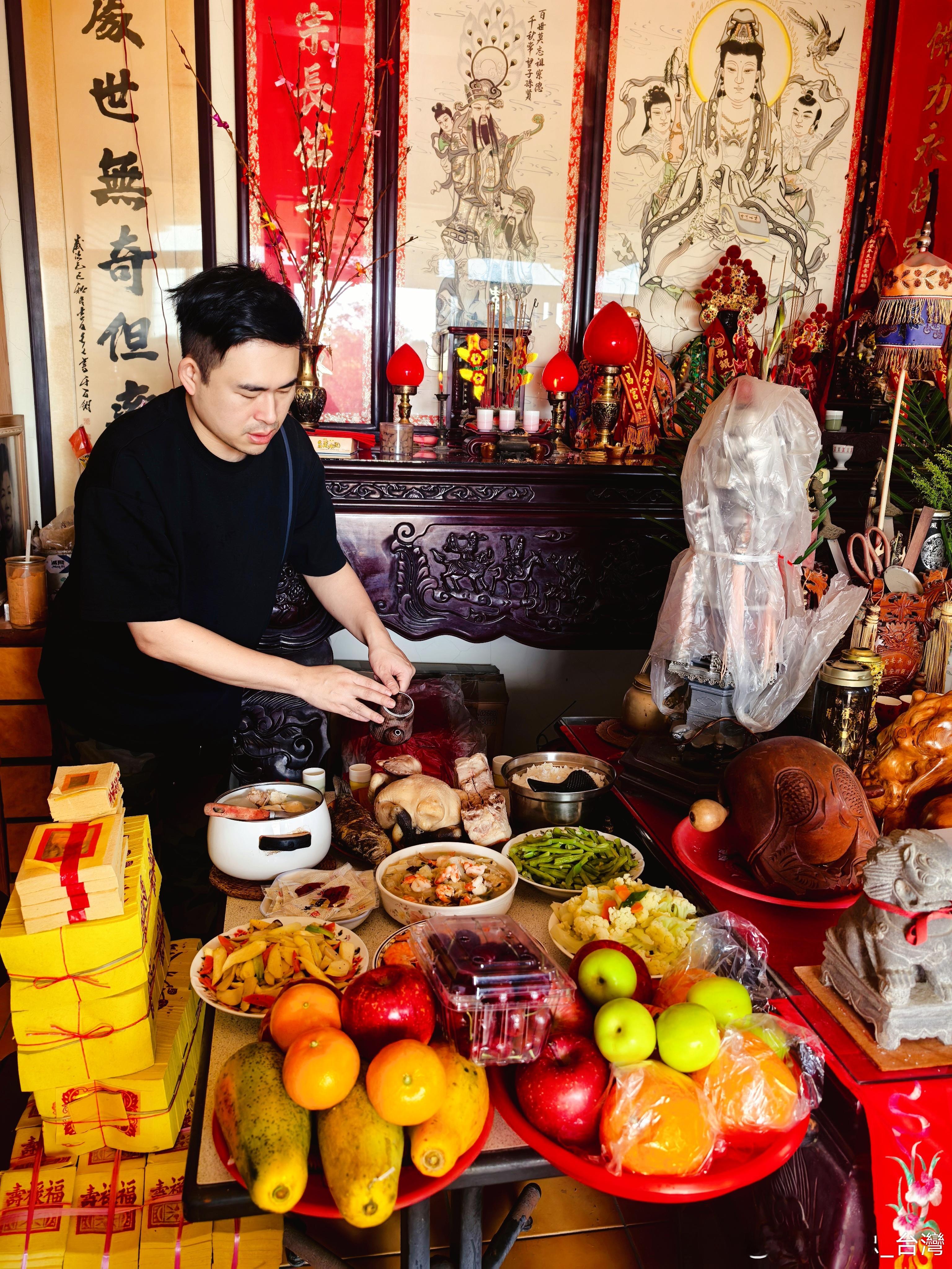 那一年的除夕，就在台南老家门前的空地，我烧着祭拜祖先的纸钱，同时好奇问祖母：“为