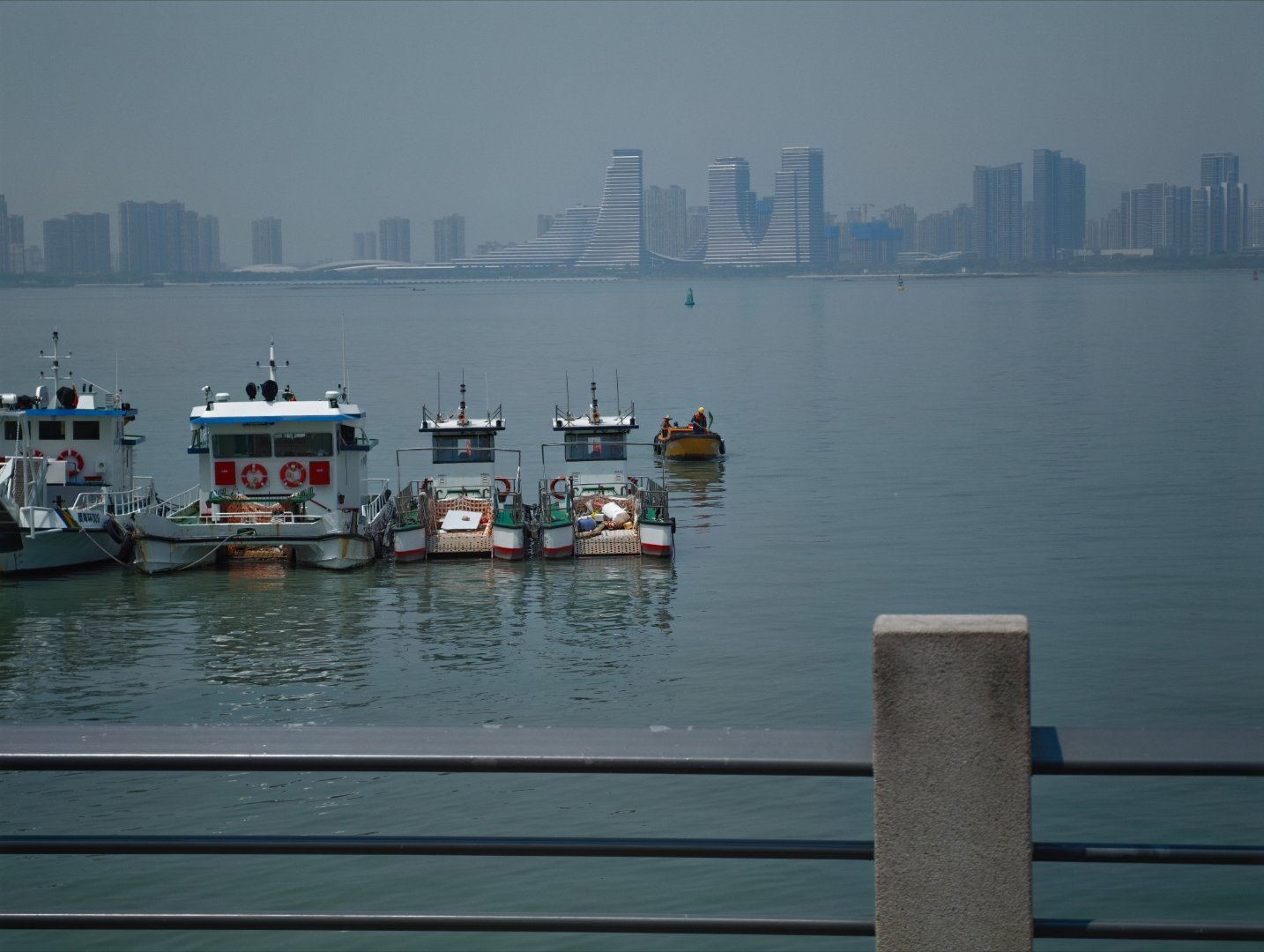 在户外的工作比较多，还是要华为那种双层LED啊，不然的话阳光一照，都看不清楚，甚