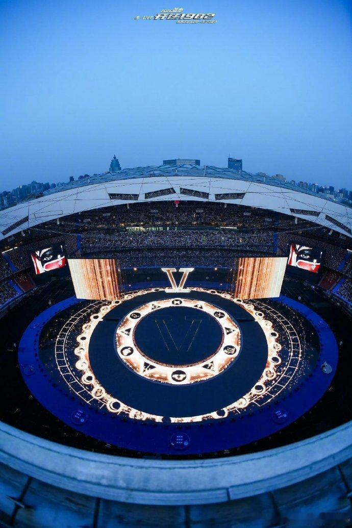 张杰别抽他了抽我张杰现场抽观众上舞台张杰用随机登台的惊喜，给歌迷最浪漫的宠爱。舞