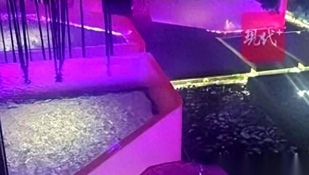 凌晨，一女子和两个女同事刚洗完澡，一丝不挂的走了出来，刚打开更衣柜一半，一个男子