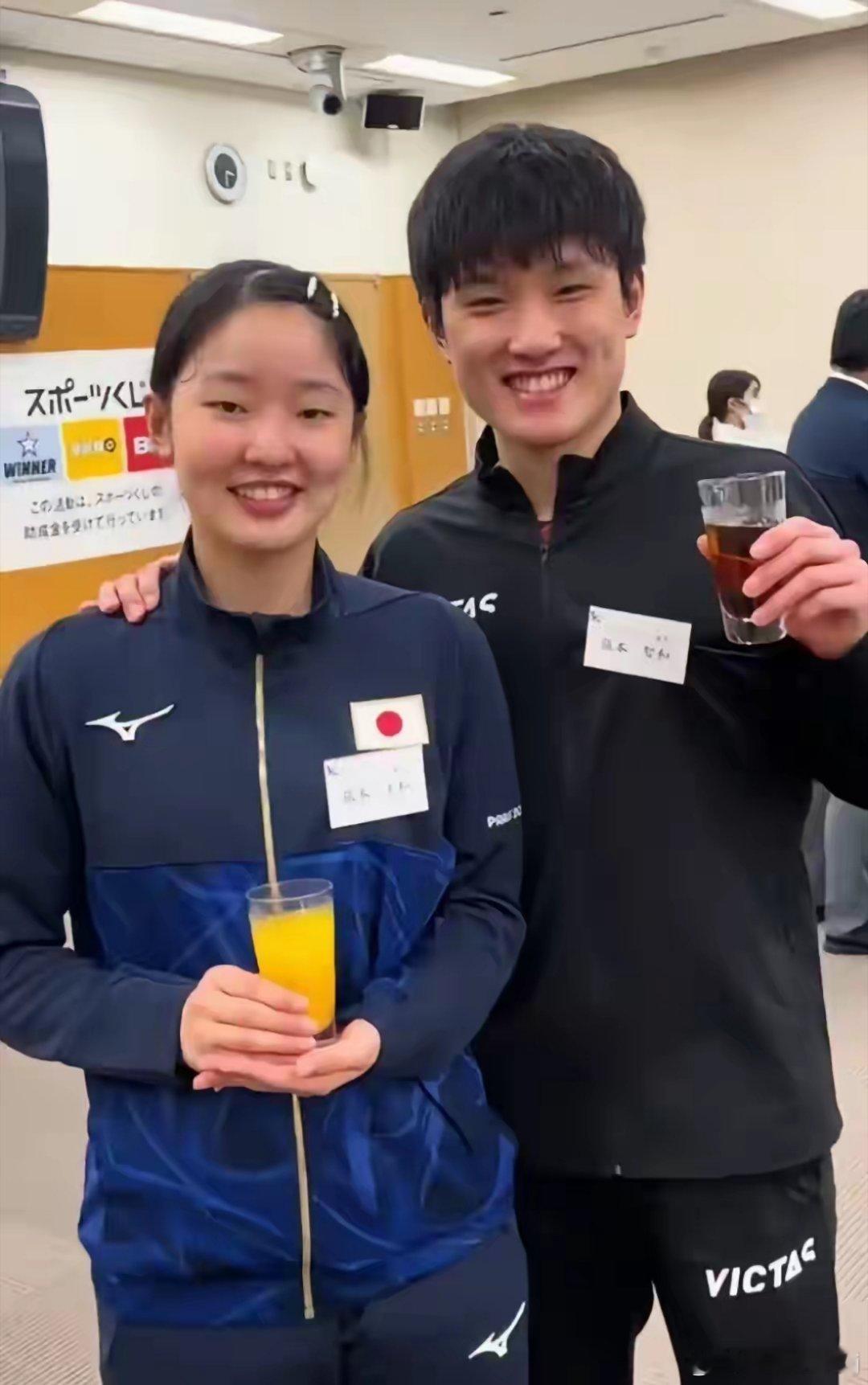 张本智和一家学乖了。张本智和说妈妈是重庆人，张本美和说喜欢重庆火锅，采访时兄妹俩