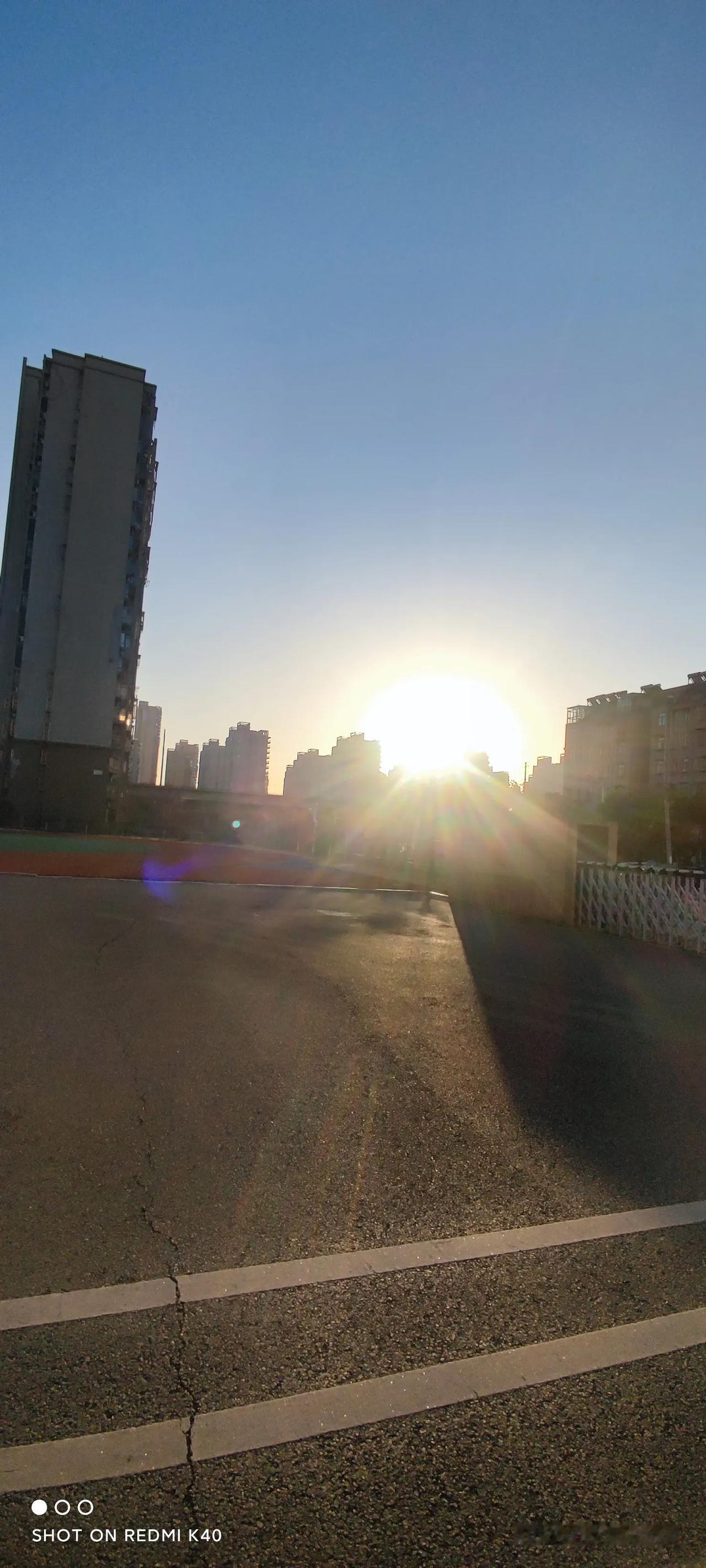 一>
上联：晴日暖照岁春近
下联：窗花映衬年味浓
——：邻家小儿摔炸炮
——：可