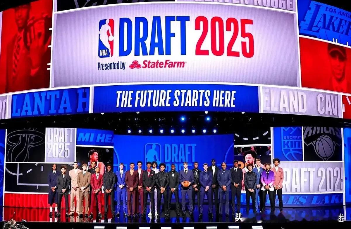 2025新秀合照里为啥没有16顺位的杨瀚森，搞不懂呀。不是正常在现场选中后都能参