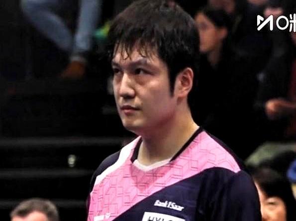 2-0领先，樊振东被19岁小将翻盘。决胜抢6局，他只拿了1分。
 
第四局9-4