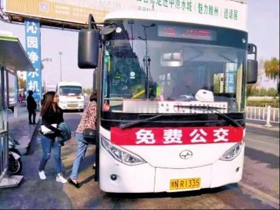最近刷到好多短视频说2026年老人免费公交要全面取消，家里长辈看完连着好几天念叨