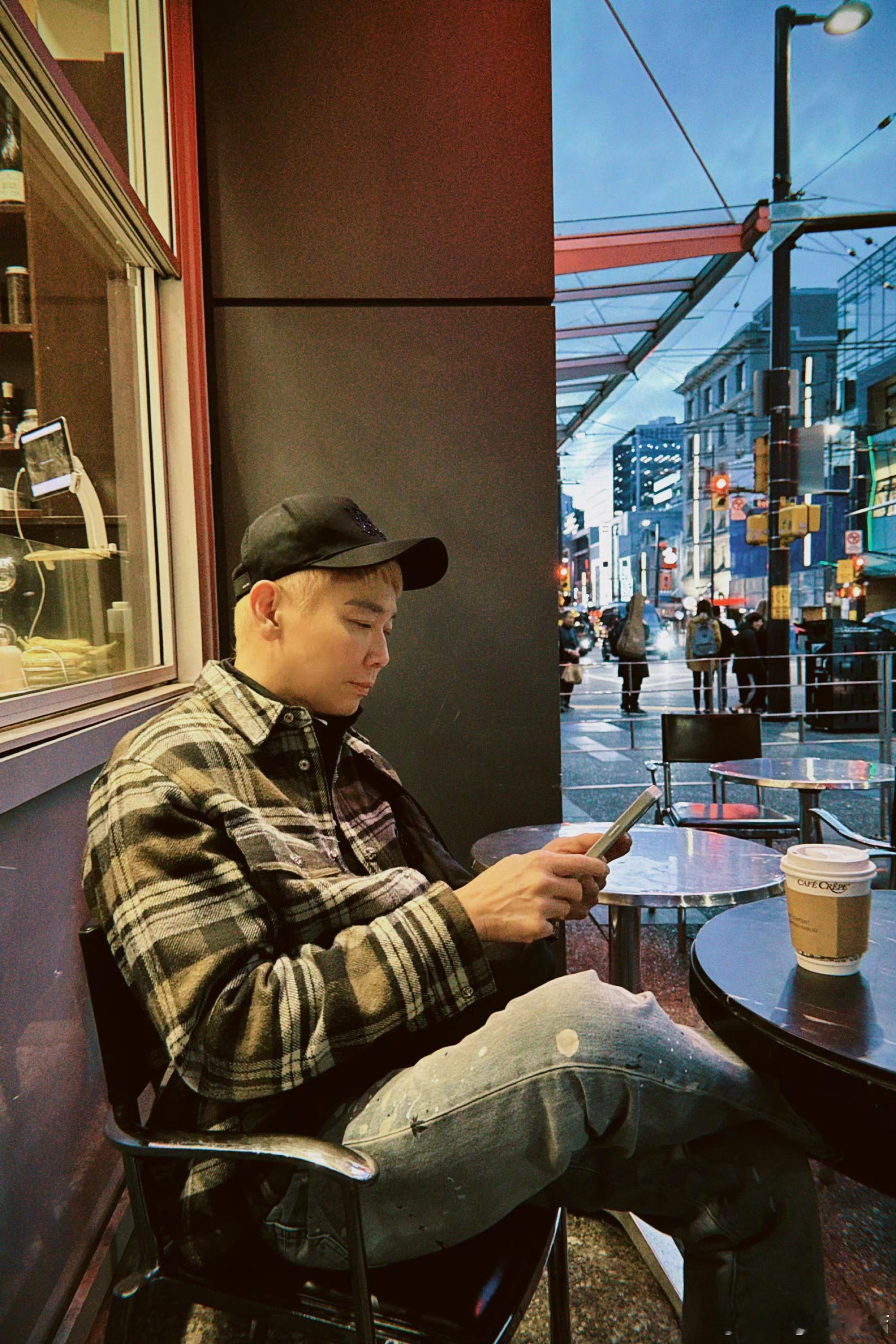 陶喆北美赶集买土豆 惊！陶喆在北美集市现身，还亲自挑选土豆！他认真挑选的模样，仿