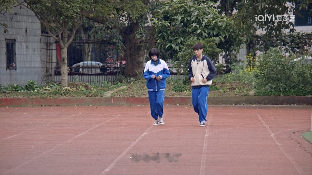 就像老奶奶遛弯儿，哎呦喂，哎呦喂，还牵上手了。（这绝对是下意识的也是真实的想法（