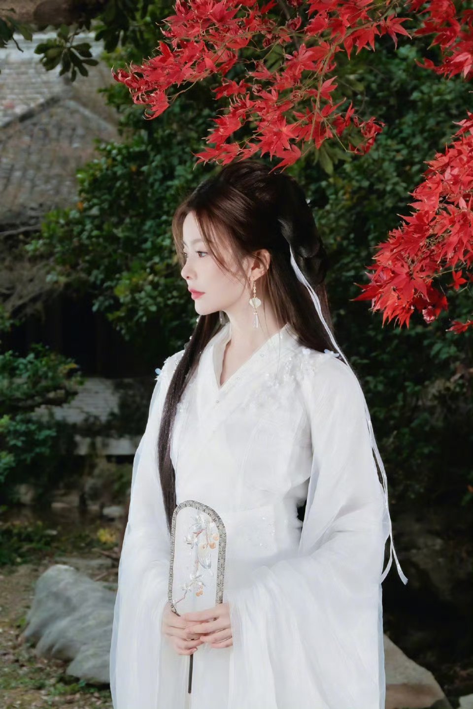 陈卓璇清冷古风美人 陈卓璇这古风造型太戳人！白纱覆身墨发垂腰，纱带随风轻摆，自带