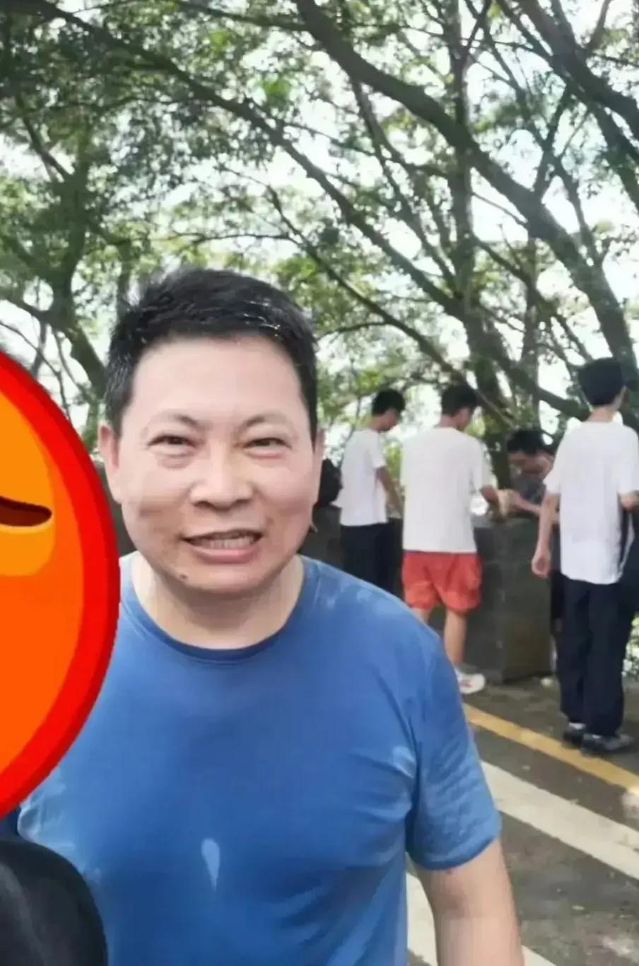 有谁看见这大叔了？快叫他去拧螺丝[酷拽]