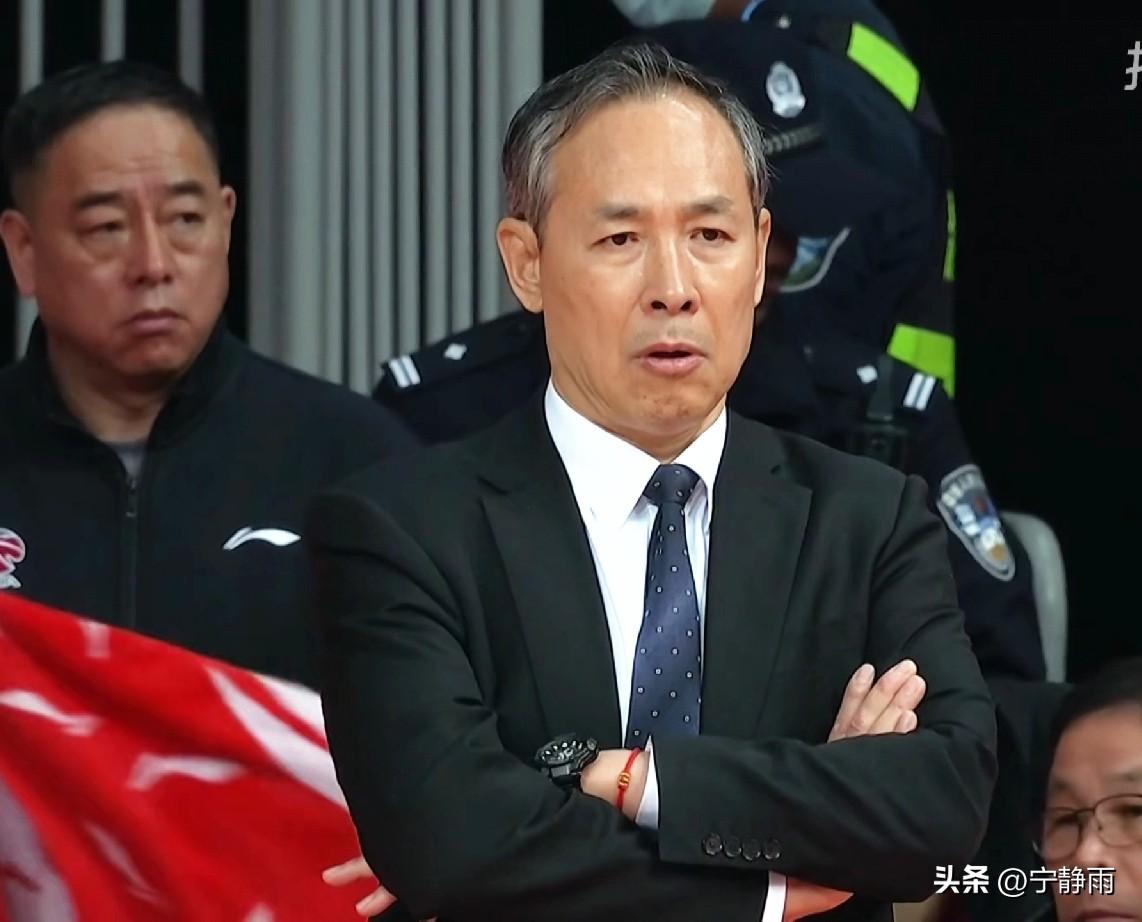 出工不出力，有苦说不出——许利民今晚是五味杂陈啊！
1、表面看是福建队三分太准了