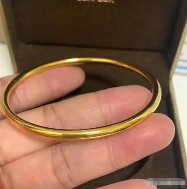 江西九江，一女子在路上意外捡到一只金手镯，满心欢喜，在发现其掉色后将手镯扔掉。不