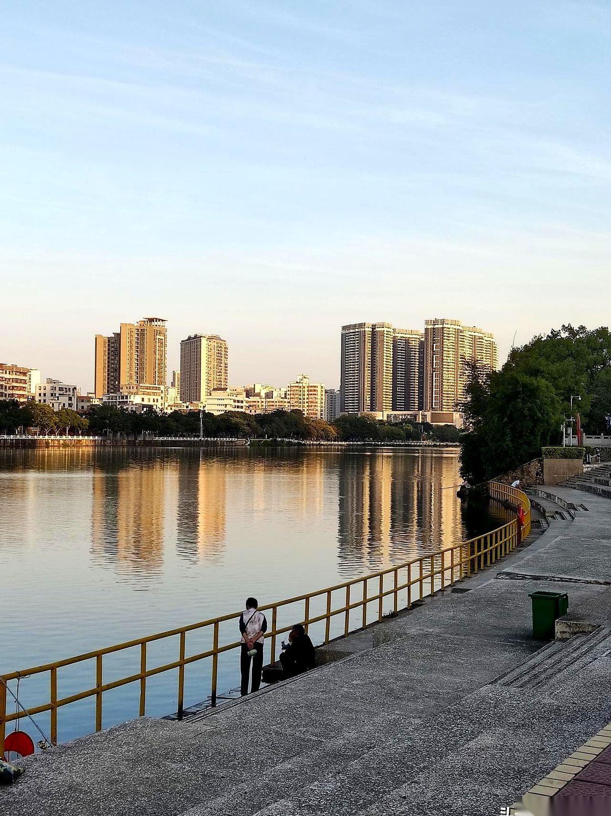 一辈子都在找家。
到头来，连个等你的人、为你留盏灯的地方都没有。
你说逗不逗。