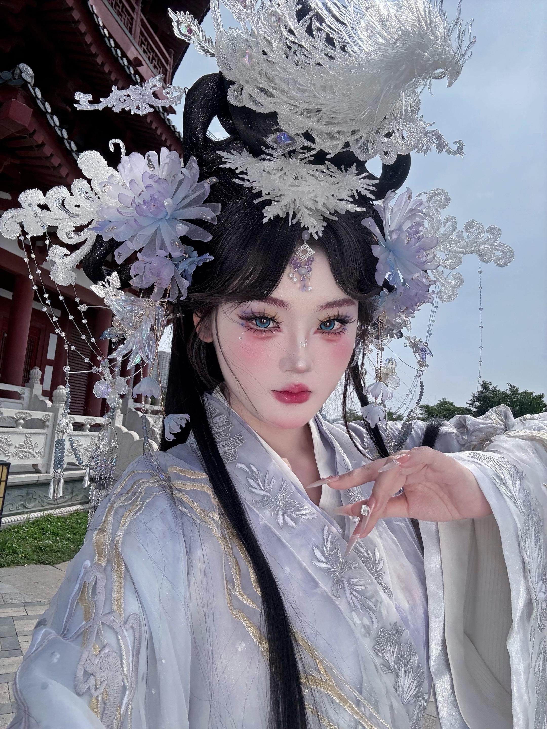 云为衣袂，雪作簪花，此身本是，瑶台月下仙。