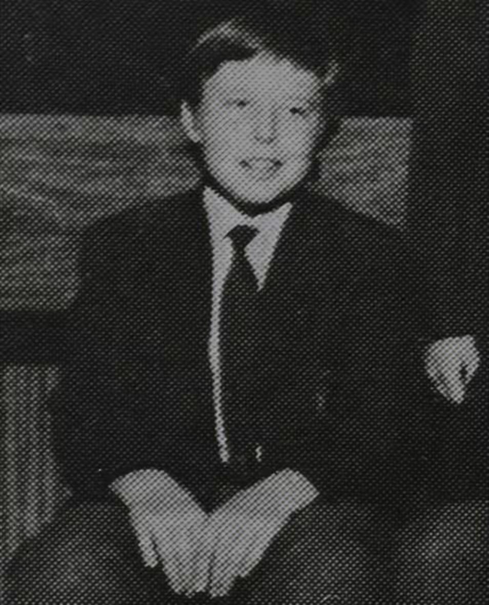 马斯克小时候穿得蛮绅士的，年轻时的他好阳光，现在的他中年发福了，有钱人不缺吃穿，