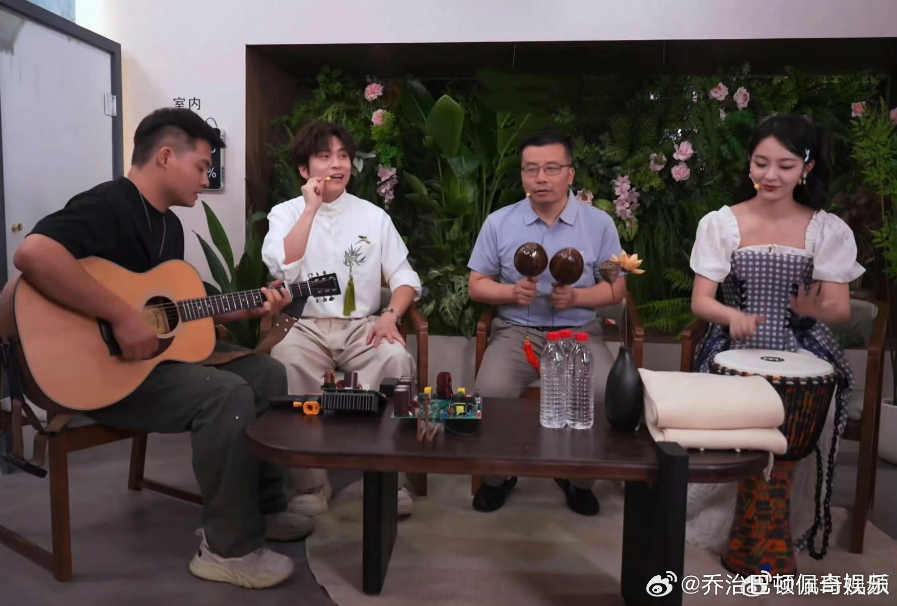 武艺李莎旻子长沙线下活动同框 长沙线下活动捕捉到武艺与李莎旻子同框，两人默契十足