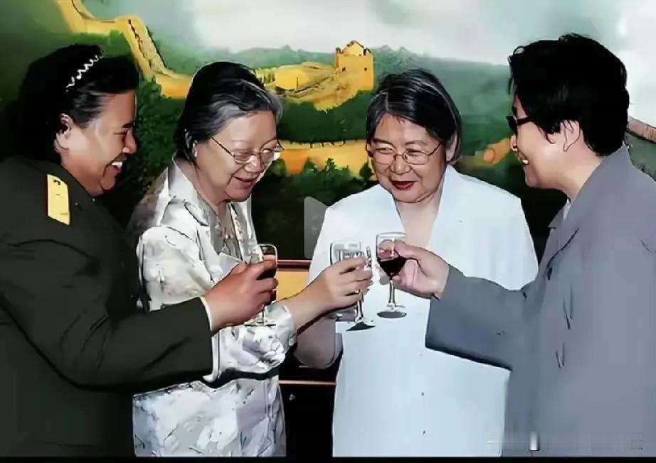 伟人的后代看着好亲切，大家能说出这四个人的名字吗？