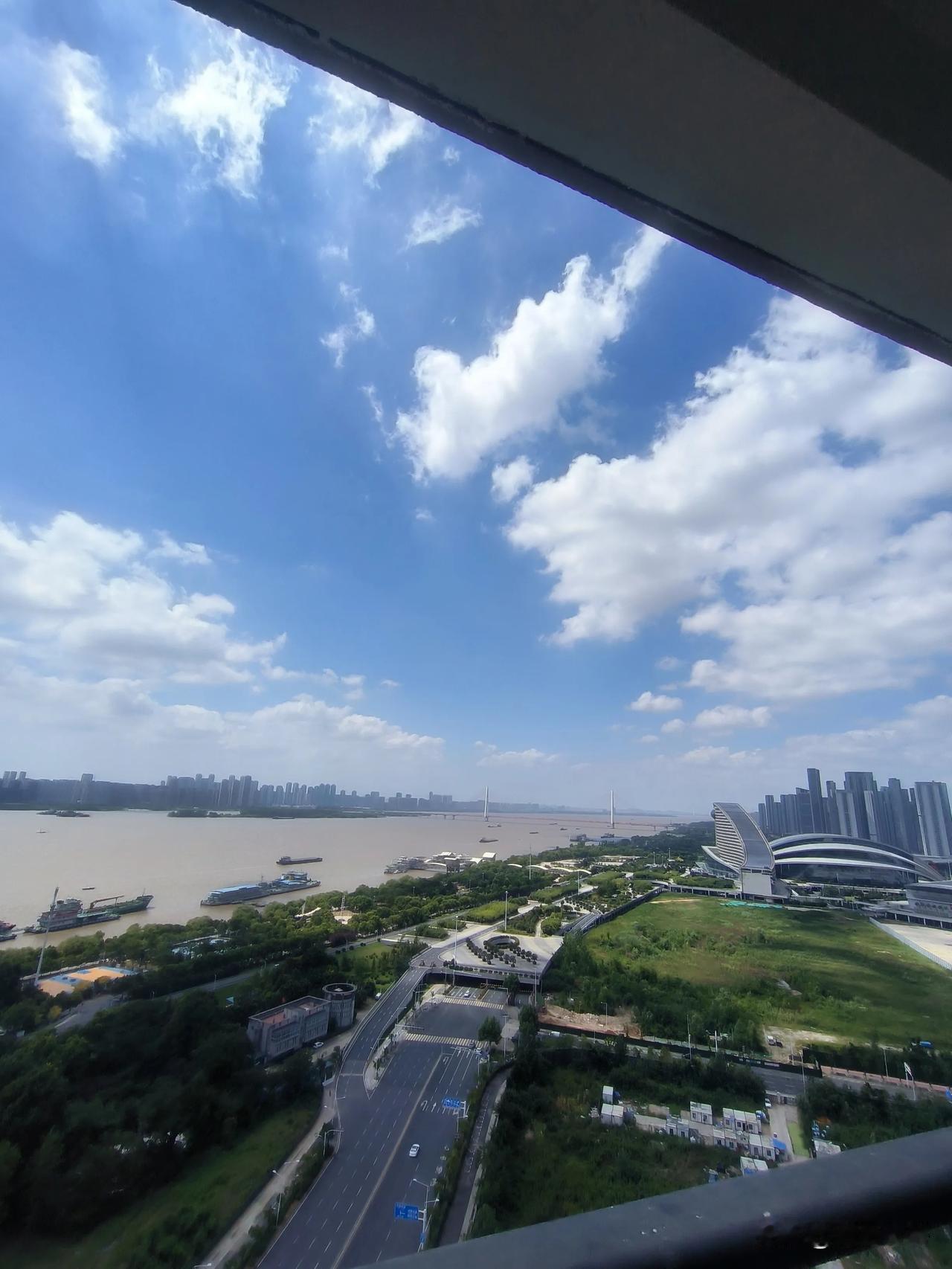 房价降了，大家幸福了吗？
拿武汉来说，你会发现现在写字楼里面：
情感主播帮人相亲