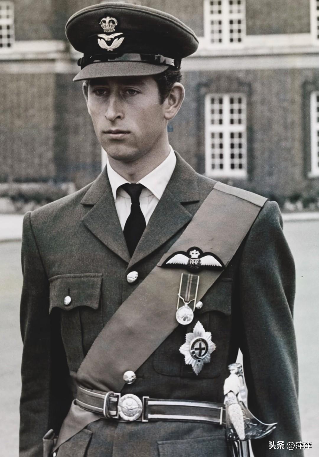 这张黑白老照，是1971年查尔斯王子在英国皇家空军学院克兰威尔完成训练后的留影。
