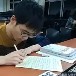 江西流浪儿2岁丧母被父亲抛弃，曾靠乞讨为生，如今逆袭考上985，这才是寒门学子最