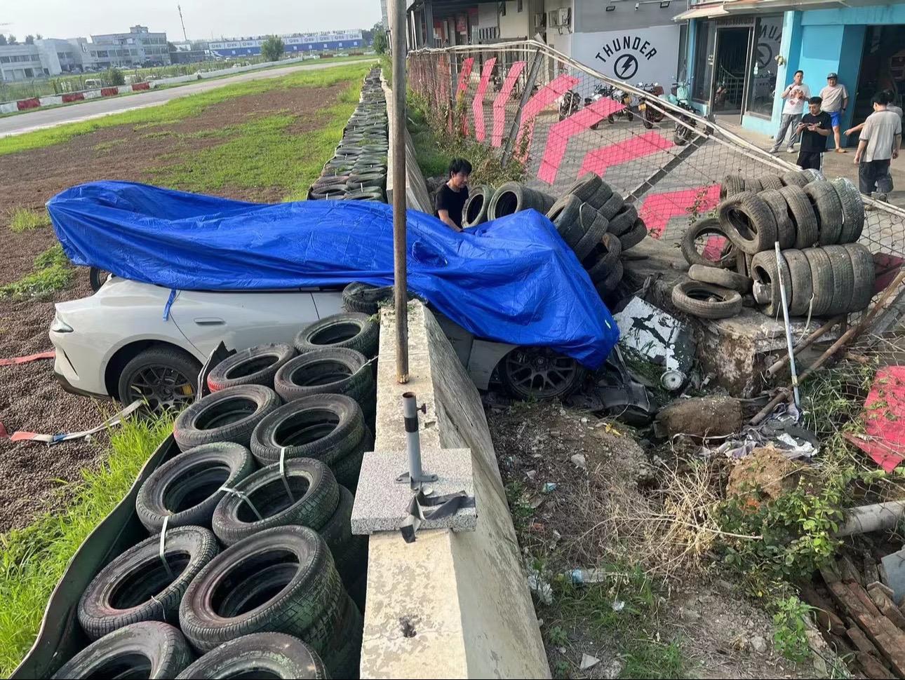 “su7赛道又撞了 直插缓冲区”图中看到的这辆刹车系统是完全升级过的。...