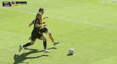 热刺官方发布伤情公告，哈维-西蒙斯右膝盖十字韧带撕裂，未来几周将接受手术。这位2