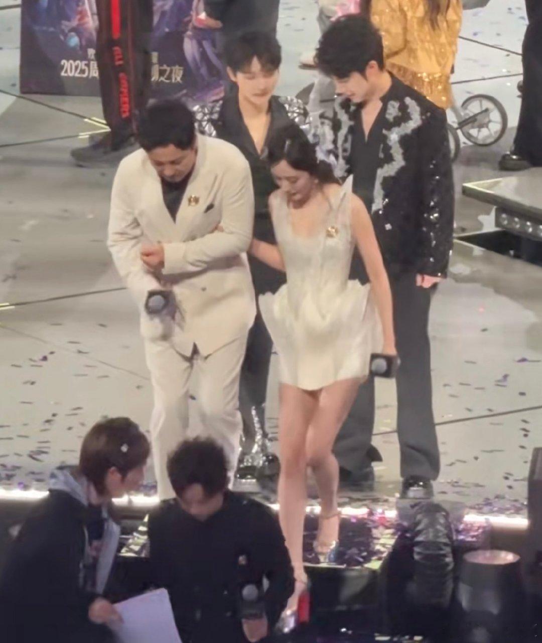 杨幂沈腾再演扶不扶哈哈哈哈杨幂沈腾，只要是碰到就有了笑料 