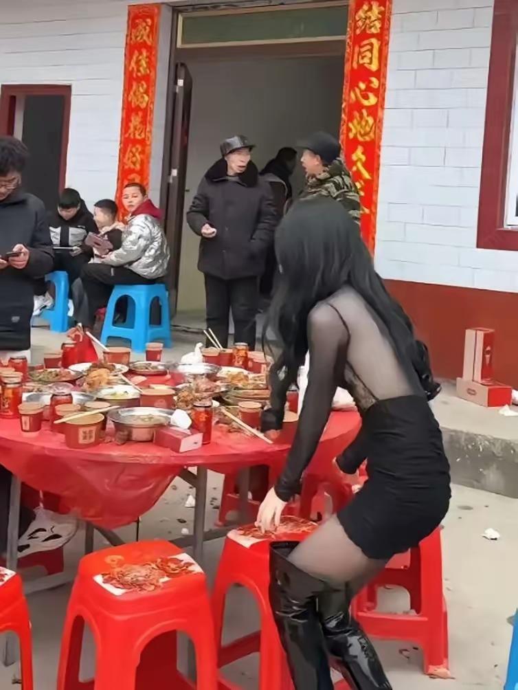 好奇！回村都这样时尚的女孩子，在城里一般是做什么工作呢？[what]