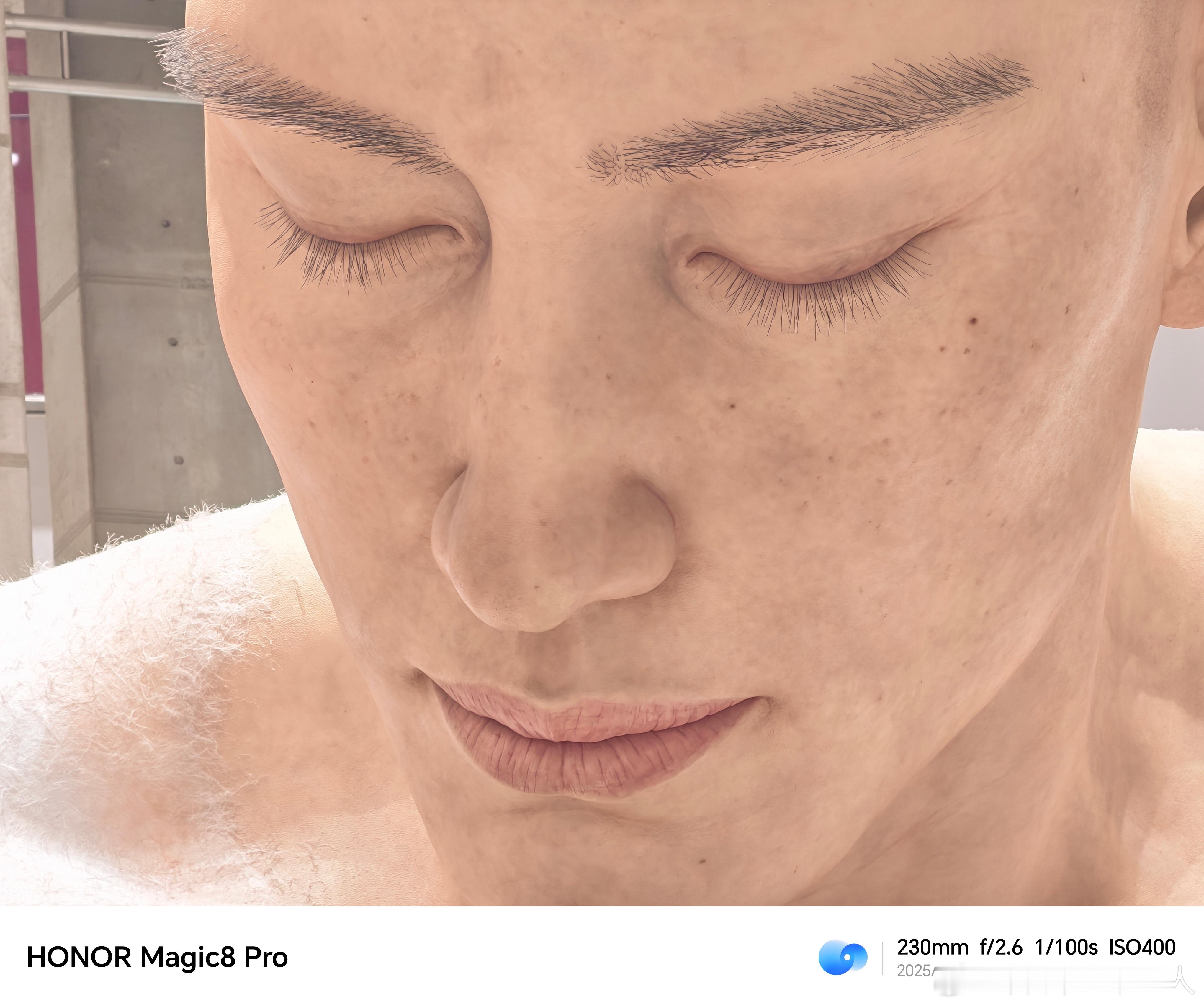 偷偷摸摸拍了很多照片，还以为这个巨人象是个展厅，结果是眼镜品牌打造的，用来引流哈