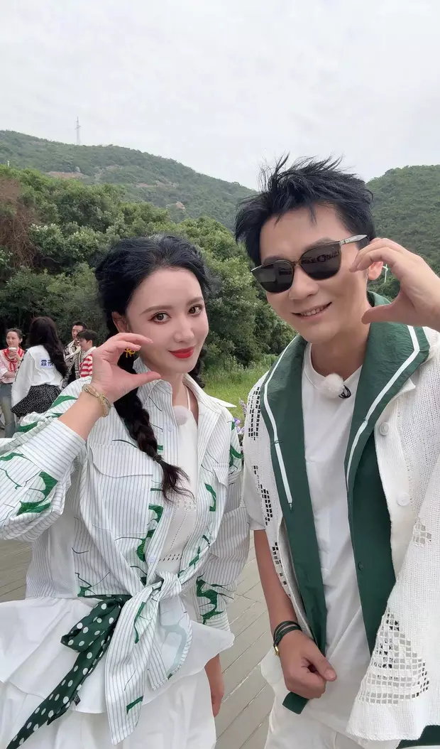 跑男深夜合照好抽象！李晨张萌组合对镜甜美比心 ​​​