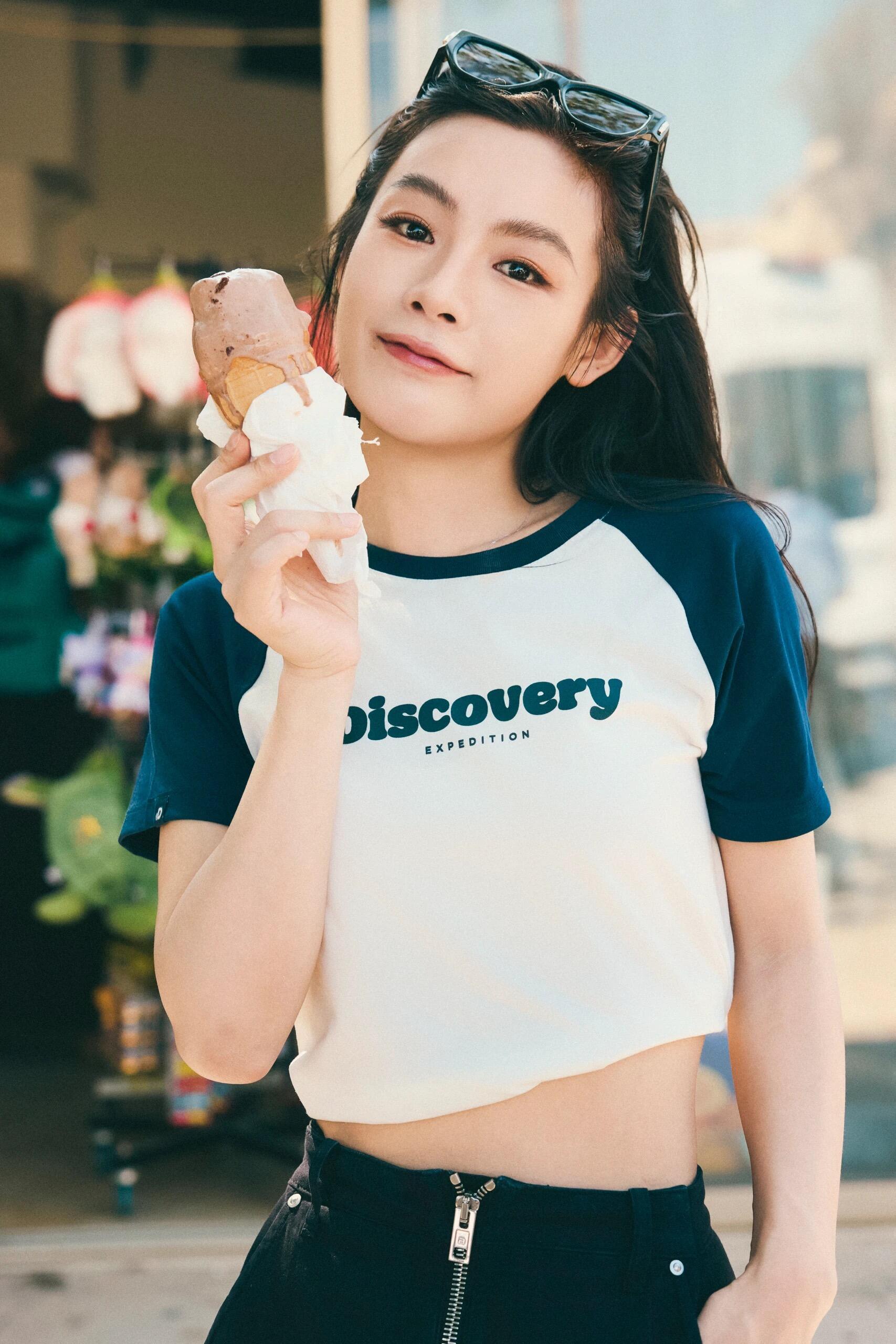 时尚灵感解读陈丽君这几张照片的配色太舒服了T恤的白、裙裤的米色、阳光的金色蓝天和