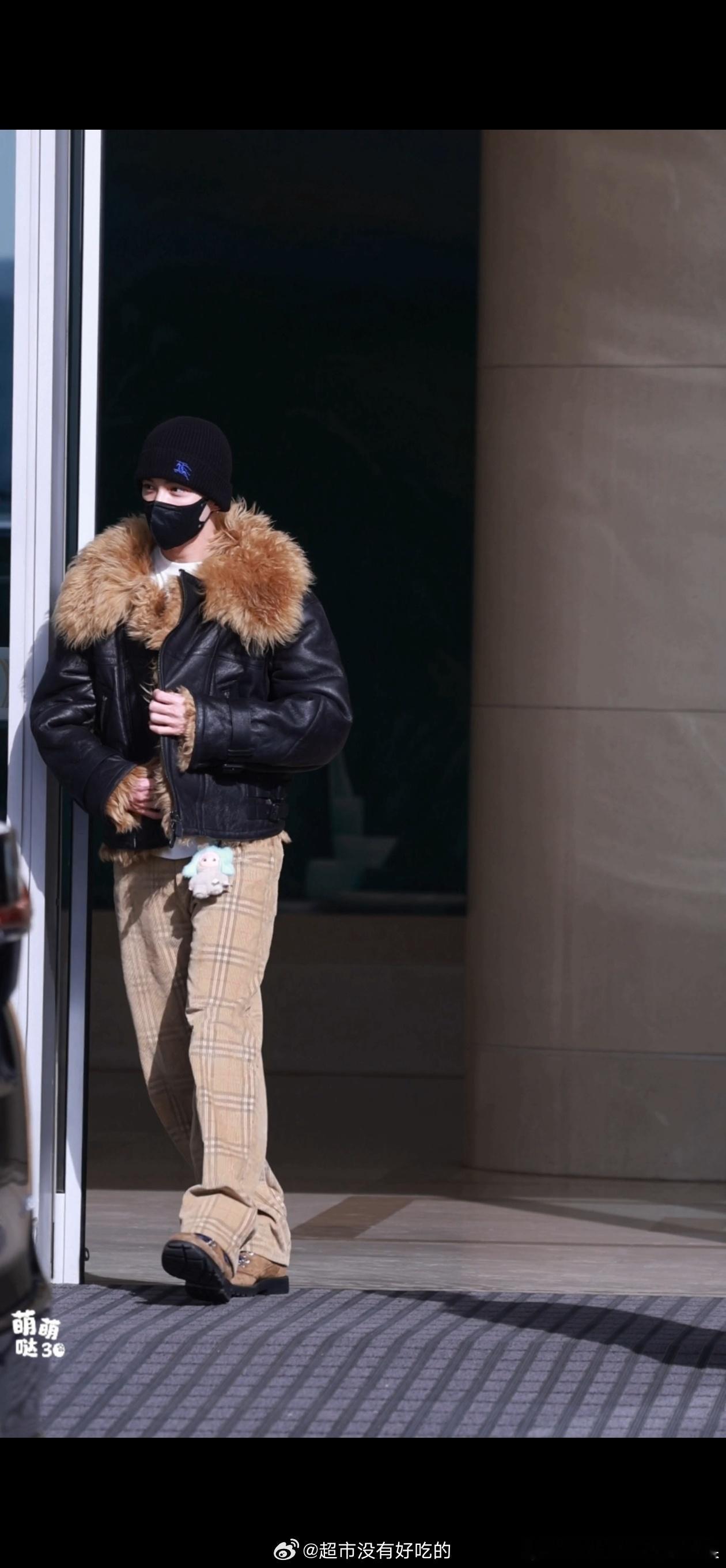 吴磊北京到达，连轴转的Burberry潮男辛苦啦期待磊磊下午活动，一切顺利