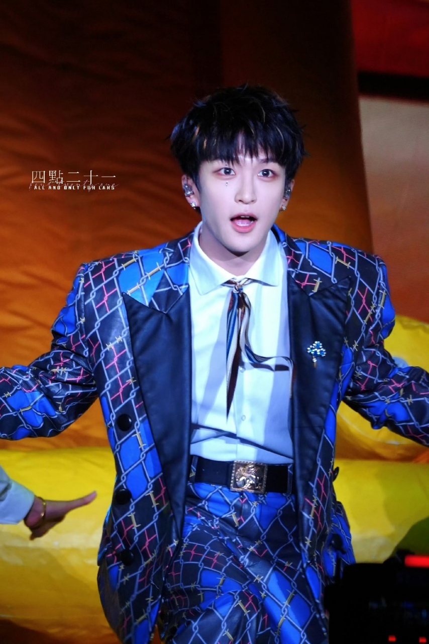 黄子弘凡从sm回来唱跳都起范儿了喜欢的节奏他全有！动作干净利落零失误，节奏感强到