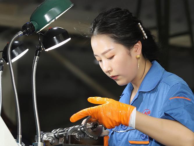 厂里来了个女总工
我们厂里来了个女总工，他长得不算惊艳，但笑起来眼睛弯弯的，说话