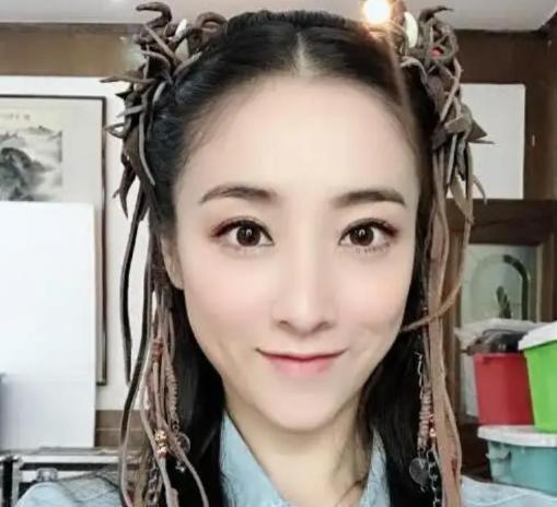 被张艺谋开除后，为了 “报复” 张艺谋，她举报了张艺谋超生。后来，张艺谋被罚款 