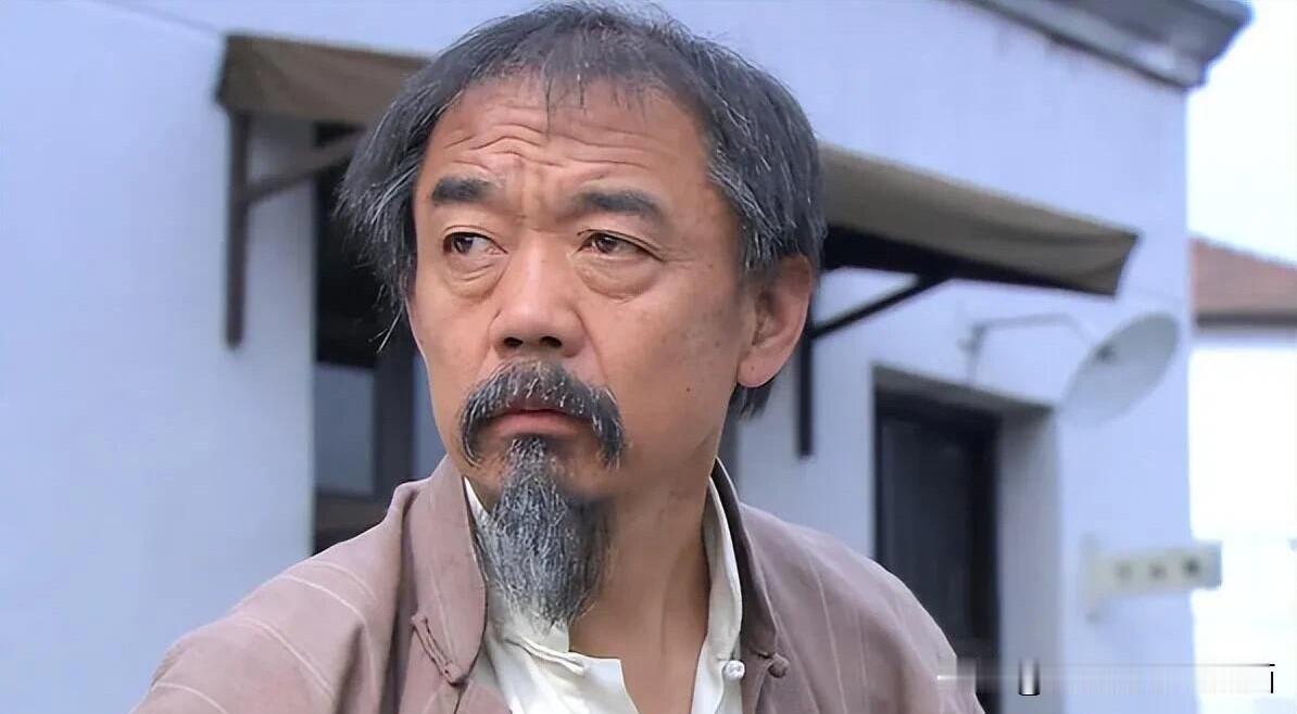这一位胡子拉碴的男演员，演了一辈子的配角，演技一流，人品好，可惜一直都红不起来。