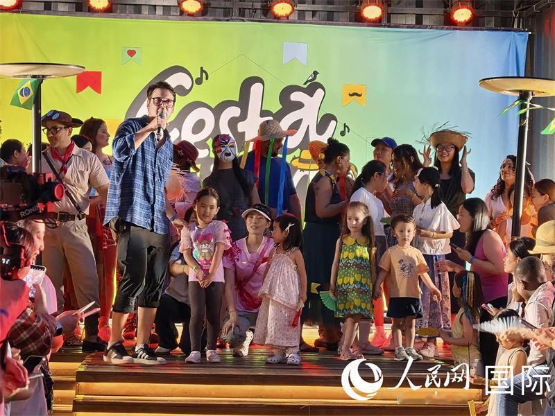 北京、感受巴西六月节：
  六月节起源于古代欧洲夏至庆典，经基督教传统演变，并在