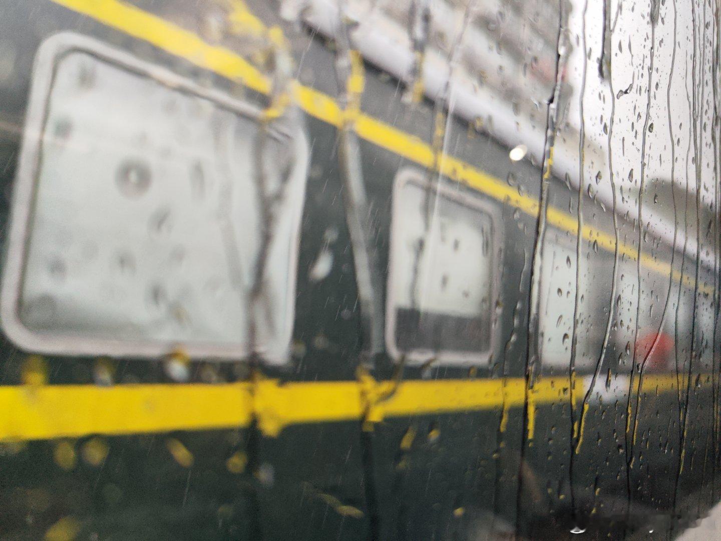 临时停车，以雨会友~此刻有点明白那句话：绿皮要给动车高铁让路~ 
