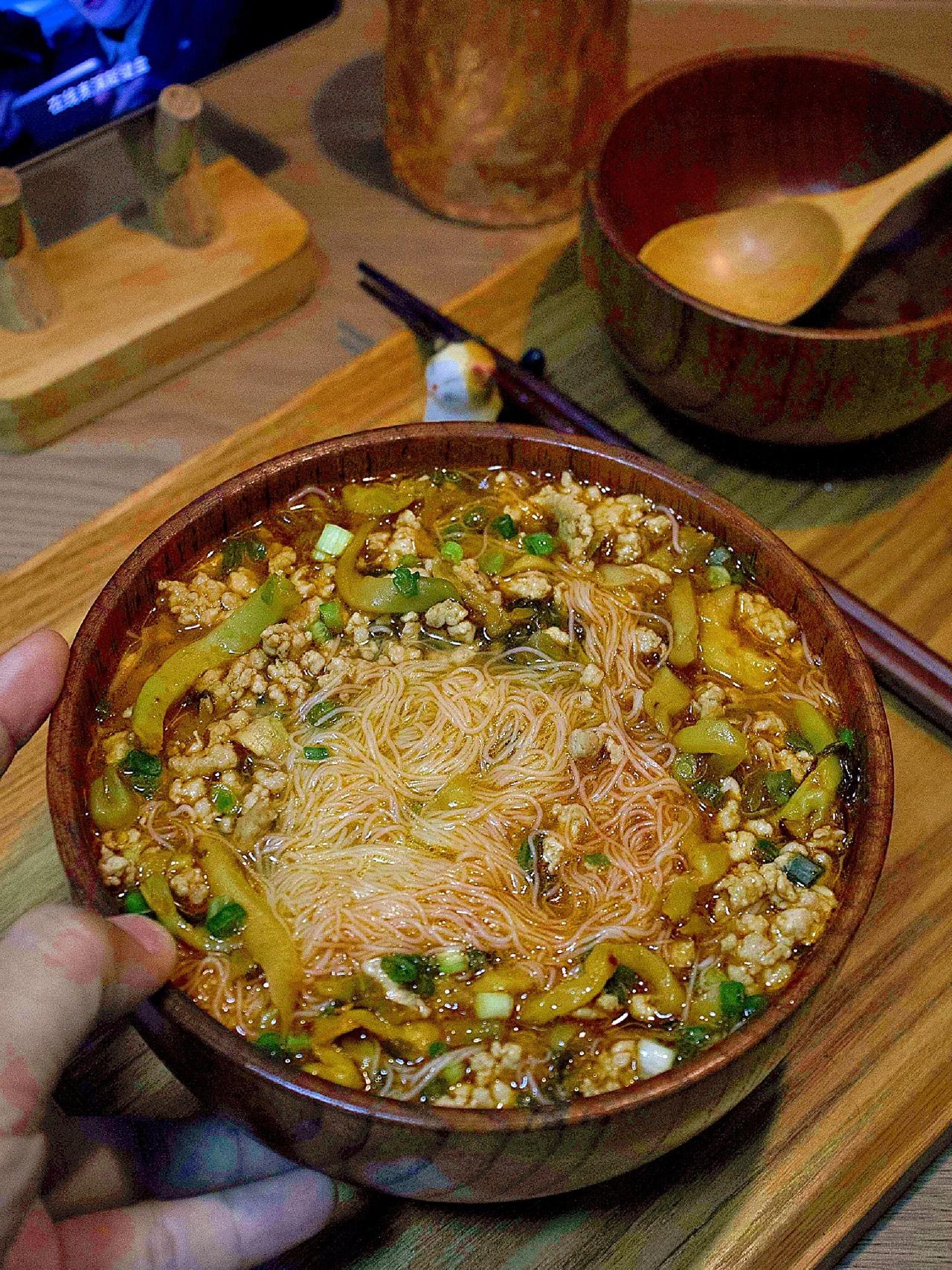 我实在是太喜欢米粉了，我最近发现米粉这样做也是特别好吃，而且做法很简单，姐妹们，