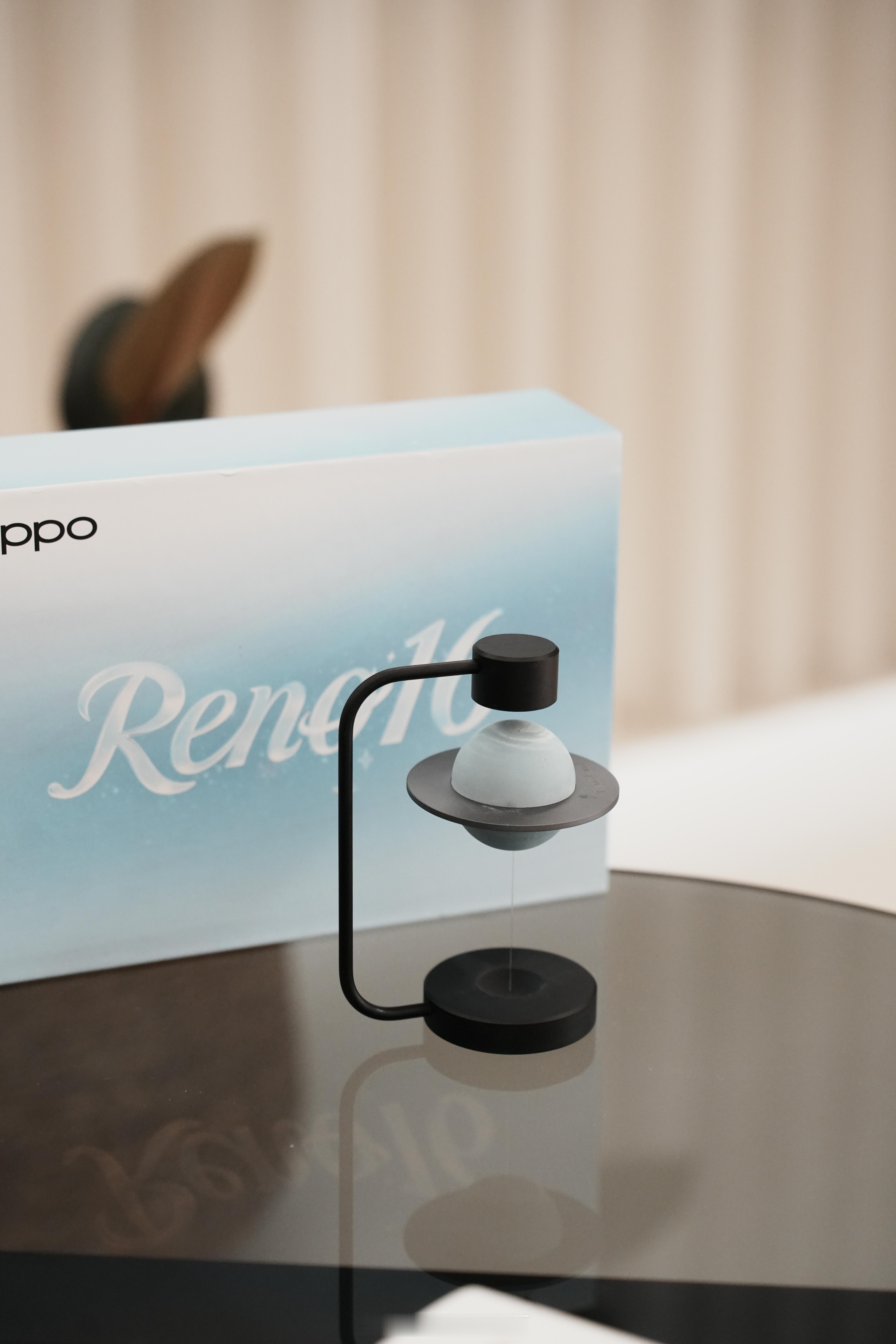 OPPO Reno16 的邀请函很有新意，是一颗悬浮的星球香薰。明天晚上18:0